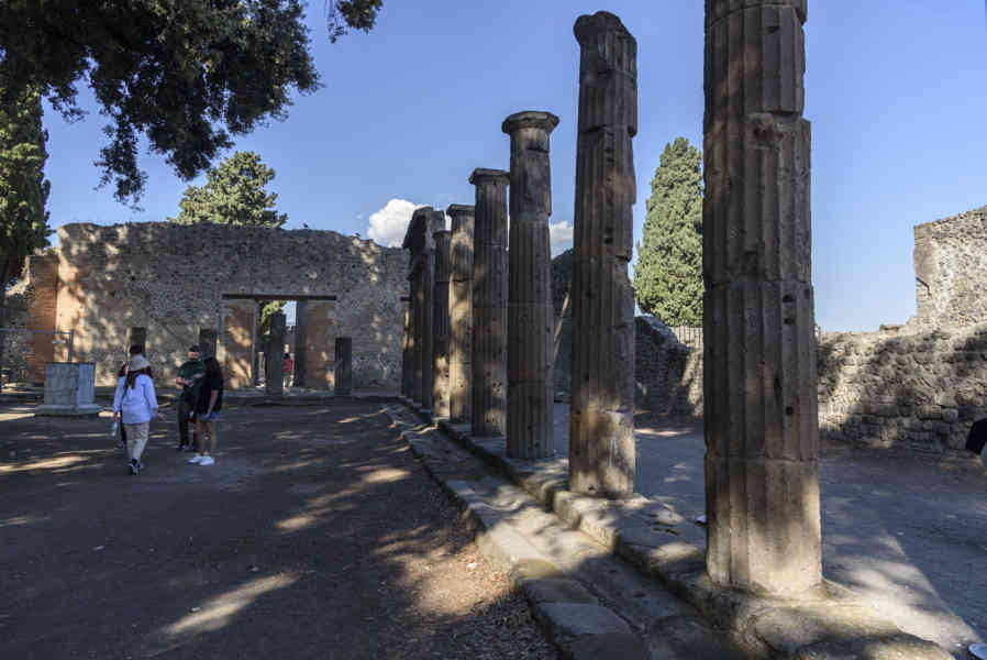 156 - Italia - Pompeya - parque arqueológico de Pompeya - Foro Triangular.jpg